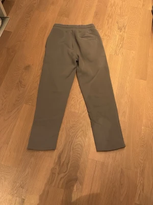 Efter tränings byxor/mjukisbyxor - Mjukisbyxor perfekt för dig som vill ha något enkelt och skönt på sig för en dag hemma eller för dig som behöver något att sätta på efter träning