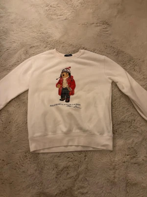 Vit Ralph lauren tröja med Björn  - En stylig Ralph Lauren tröja passar 155 10-12 år vit tröja ny pris 1500