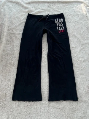 Aeropostale vida byxor med låg midja  - Ett par byxor från Aeropostale i storlek S. Kan upplevas större i storlek, likt en M. Rakt över midjemått: ca 38cm. Innebenslängd: ca 74cm. Jag fraktar inom 24h, frakt med PostNord prioriteras. Se liknande plagg i min profil! 