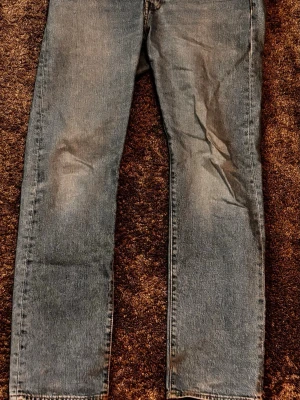 Levi's 501 raka blå jeans W31 L32 - Klassiska Levi's 501 jeans i blå tvätt med raka ben och normal passform. Jeansen är väl använda men fortfarande bra skick