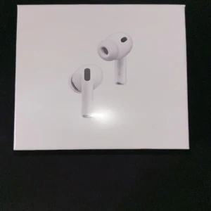 AirPods Pro 3 - Nya Apple AirPods Pro 3 med laddningsetui. Trådlösa hörlurar med aktiv brusreducering, fem olika öronproppar, kompatibla med USB-C, MagSafe och Qi-laddning. Förseglad originalförpackning, tillverkad 2025. Perfekt skick, aldrig öppnad.
