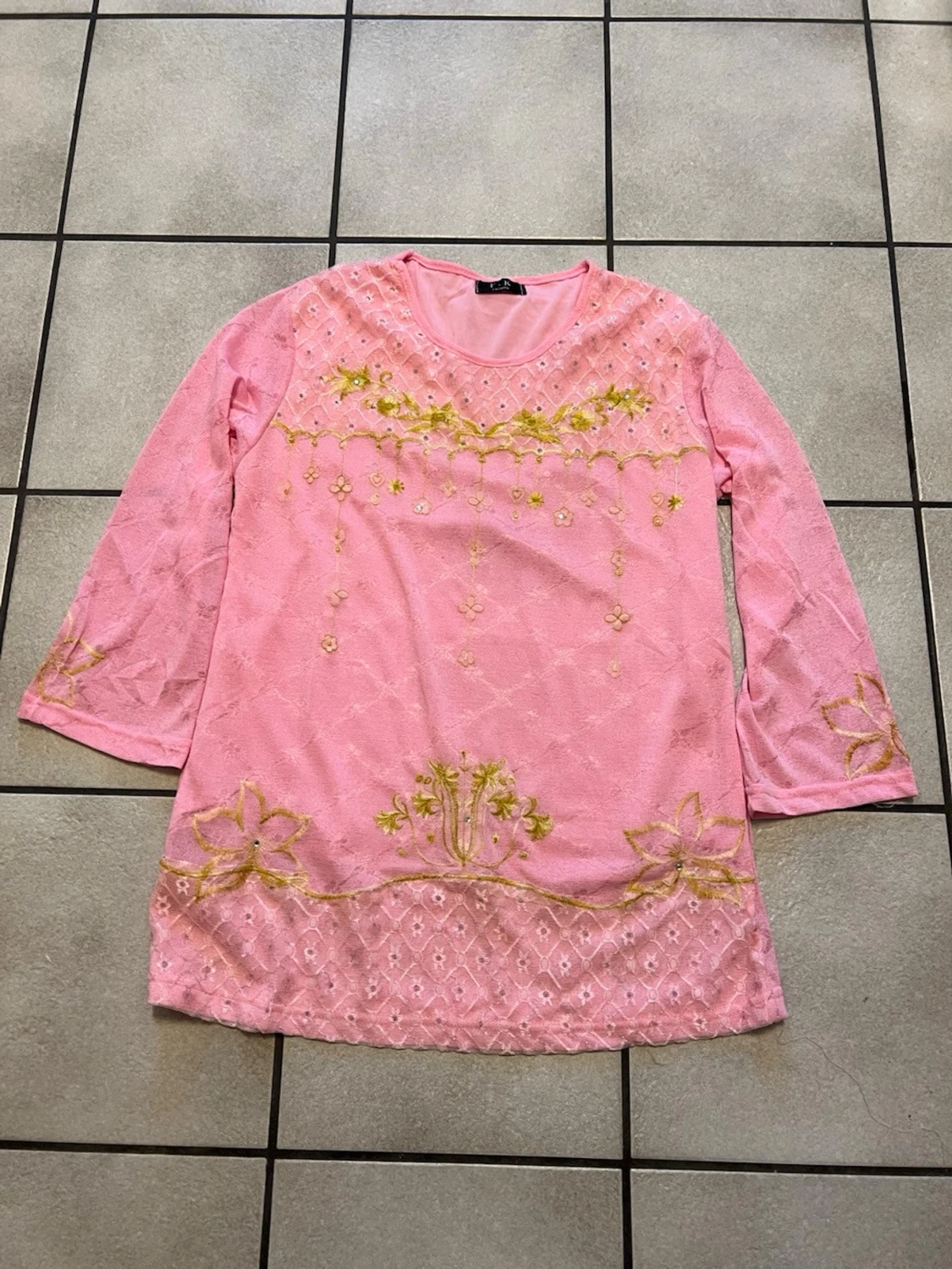 Rosa blus med broderi från F.K Fashion storlek M/L