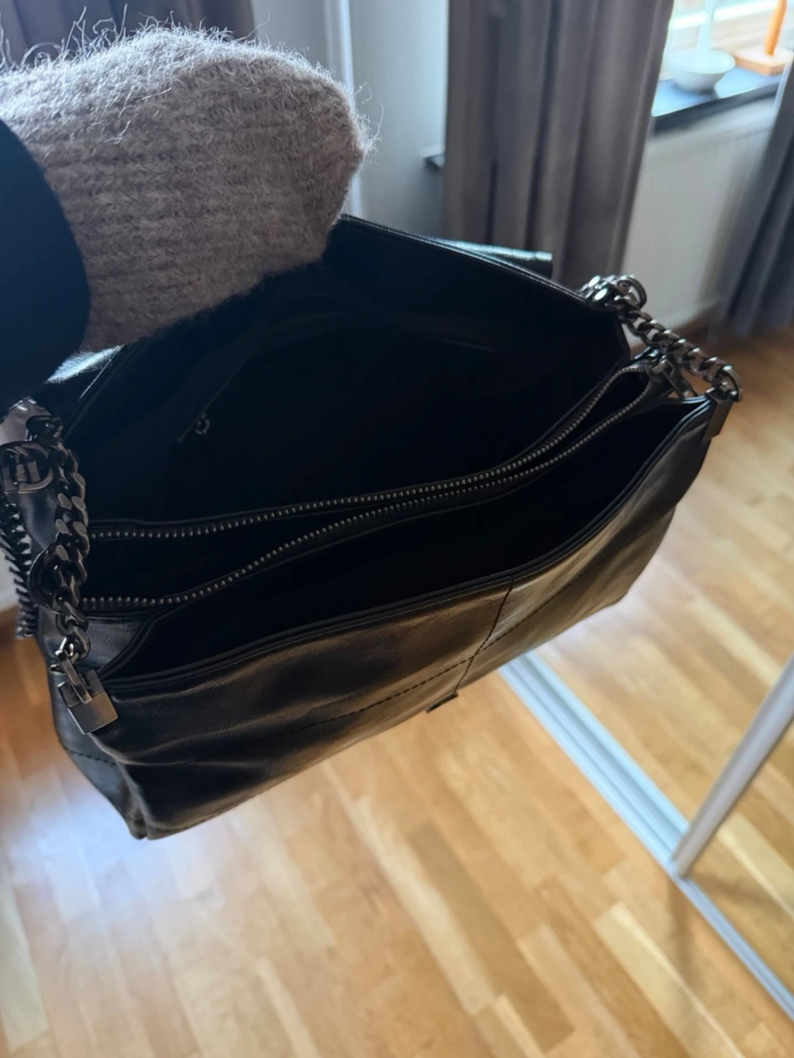 Svart väska med axelband från Zara - 1