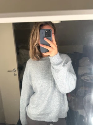 Stickad tröja  - Säljer en ljusblå stickad tröja från hm i storlek s. Jätteskönt material och sticks inte alls plus en jättefin färg att ha speciellt närmare våren. I väldigt bra skick då den ej används mycket. 