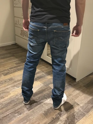 Blå jeans  - Feta jeans från Jack and Jones. Helt nya. Storlek 31/32. Jag är 183 cm