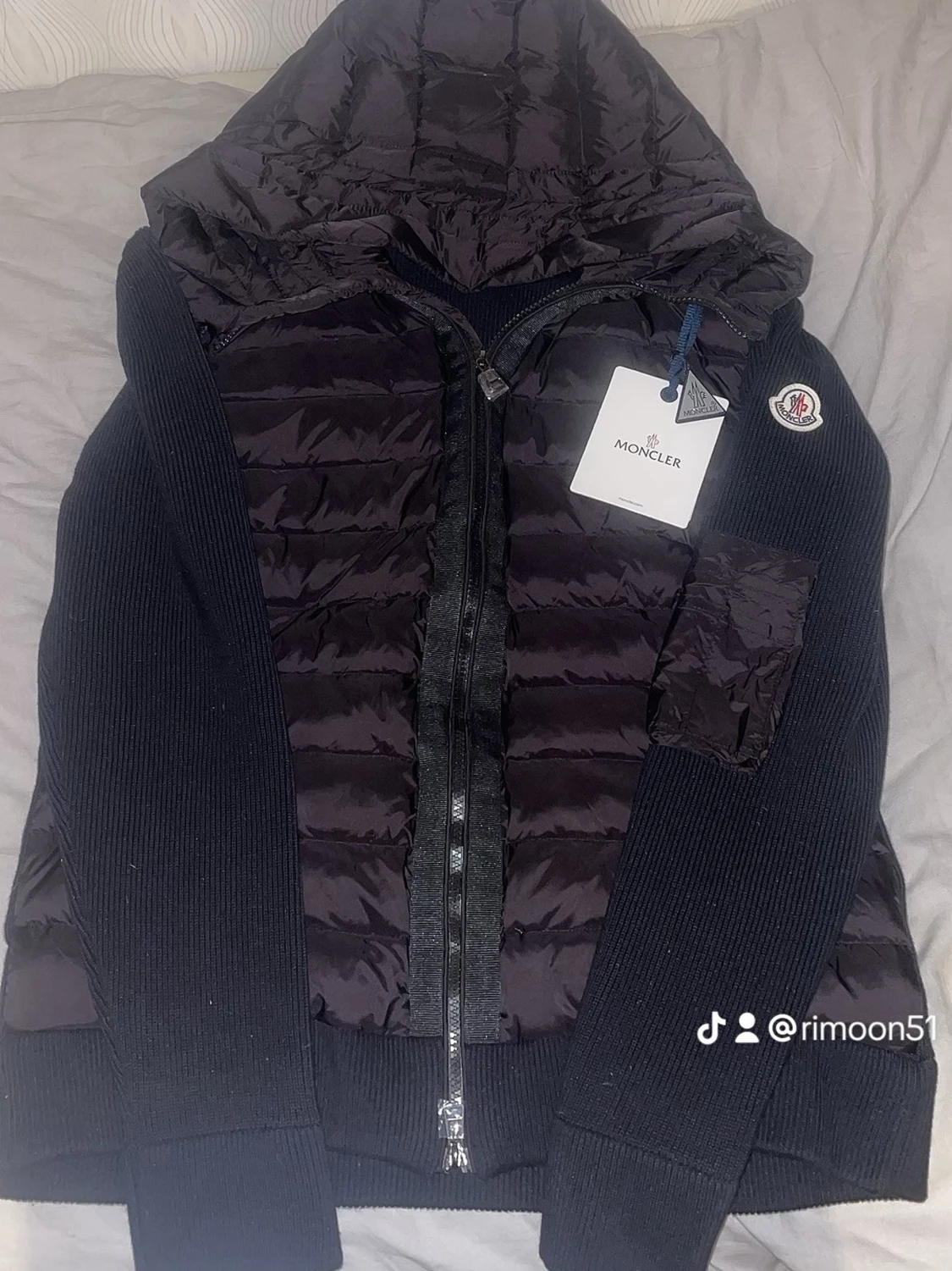 Svart Moncler pufferjacka med huva