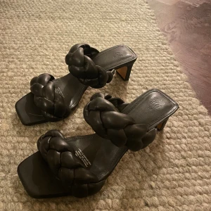 Svarta flätade sandaler från H&M - Säljer ett par svarta sandaler från H&M med chunky flätade remmar och fyrkantig tå. 