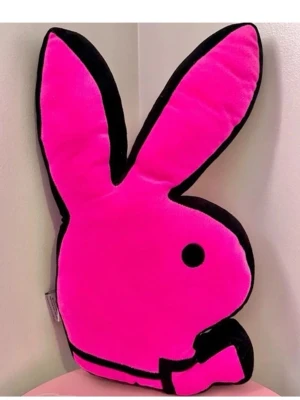 Playboy kudde - Hej jag säljer min rosa Playboy kudde. Info:💋 Kudden har bara använts som inredning och bara suttit på en hylla. Den är i fint skick. Svår att få tag på då många inte säljer den. Den är gjort 2008.  Jag vill verkligen behålla den men tyvärr så passar den inte in i mitt rum längre så den behövs säljas! Hoppas köparen har bättre nytta av den! Lappen är kvar!💋