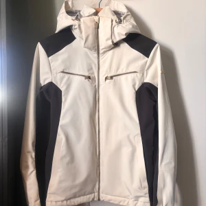 Skidjacka från peak performance  - Kommer kemtvättas innan jag skickar. 