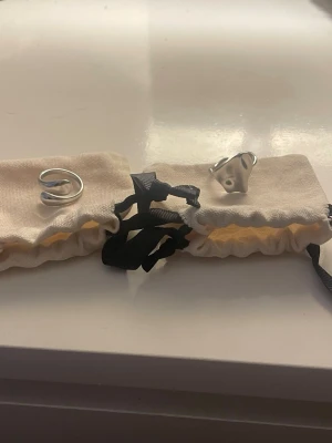 Ringar från Olympia - Säljer dessa två silverringar från Olympia. Aldrig använda så i nyskick. Använder bara guld därav försäljer jag dem💕