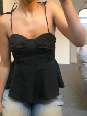 Svart linnetopp med knytband - Såå snygg passar både xs och s. 