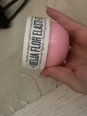 Sol de Janeiro Beija Flor Elasti-Cream - Sol de Janeiro Beija Flor Elasti-Cream i en rund, rosa burk med vit etikett. Innehåller 75  ml och är en kroppskräm som boostar elasticitet och återfuktar huden på djupet. Doften är fräsch och krämen är berikad med retinol och växtbaserat kollagen.