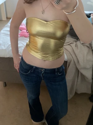 Guldig bandeau tubtopp - Cool guldig tubtopp! Köpt på secondhand med bortklippt lapp. Storlek XS-S