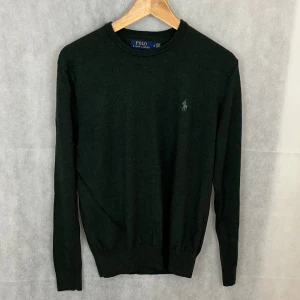Ralph Lauren merinoull  - Riktigt soft mörkgrön merinoull tröja av Ralph Lauren, storlek M. Ungefär helt ny. Modellen är 185.