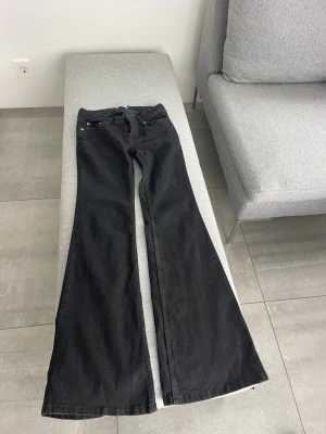 Low waist bootcut jeans  - Fina low waist bootcut jeans från lager 157, aldrig använda, köpta för 300 