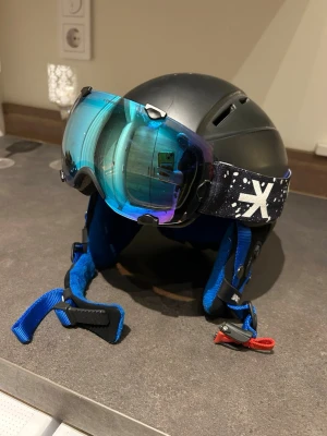 Skidhjälm med glasögon - Skidhjälm från Briko stl S och även ställbar. Glasögon från Everest. Fint skick!