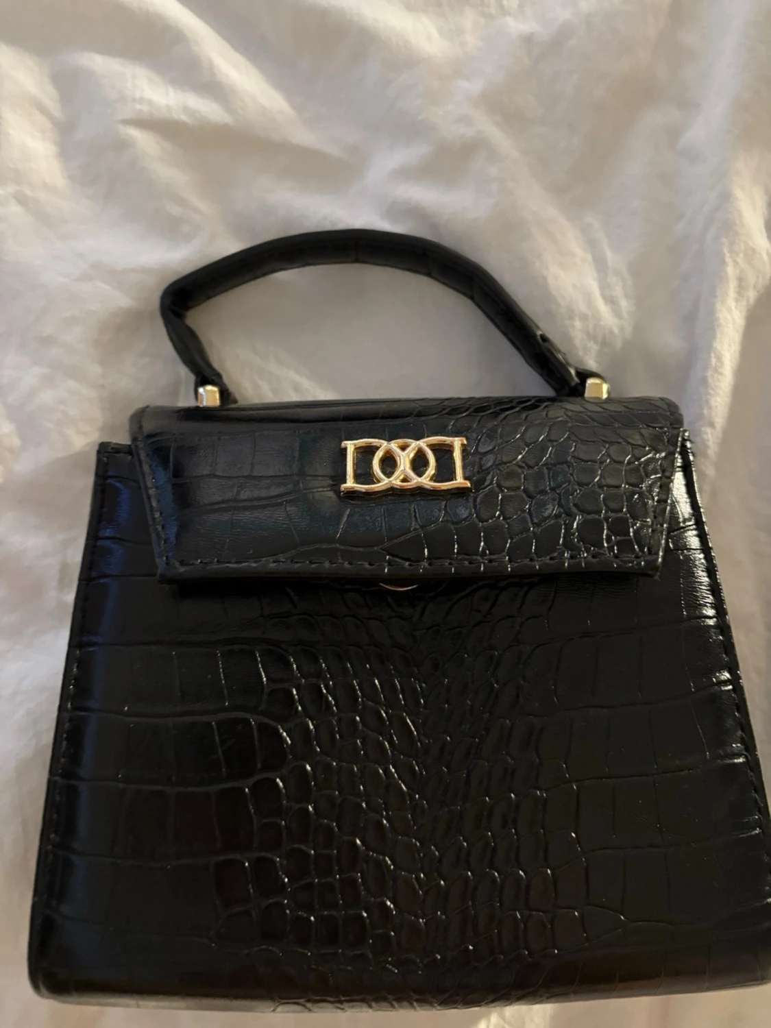 Svart handväska med krokopräglat mönster