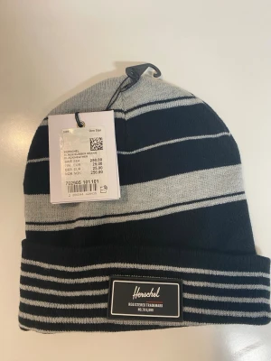Beaniemössa - Säljer en jättefin beaniemössa från märket Herschel. Den är helt ny och oanvänd med prislappen fortfarande på. Skriv vid frågor och funderingar.
