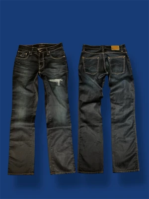 Nudie jeans grim tim 31/32 - Nu säljer vi ett par otroligt feta jeans med sjuk wash/slitningar i storlek 31/32! MÅTT: A: 39cm, B: 106. Innerbensmått: ca 83cm. Benöppning: Ca 20cm. Skicket är ofantligt bra! Tveka inte på att höra av dig vid minsta fundering! ✌️🤩