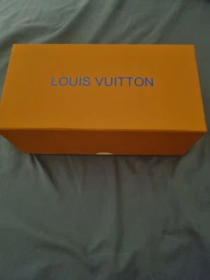 Louis Vuitton monogram solglasögon - Säljer ett par riktigt feta Louis Vuitton solglasögon med spegelglas och klassiskt monogrammönster i svart och vitt. Modellen har en bred, rak form och kommer med originaletui och box. Perfekt accessoar för dig som vill sticka ut och köra på lyxig vibe.
