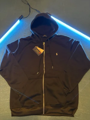  Svart Rhalp Lauren kofta  - Skriv om ni har frågor! Om det syns fläckar så kan jag garantera er att dom går att tvättas bort!        Färg: svart            Gå in på min andra annons för där är frakten gratis 