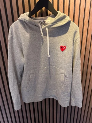 Commes Des Garcons hoodie - Skicket är nästan helt nytt och den är i storlek M passar S. Kontakta gärna vid frågor