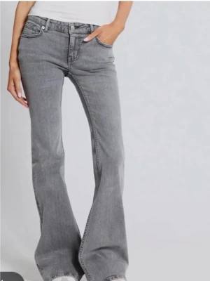 Grå bootcut jeans från 157, XS - Snygga grå jeans från 157 i modellen Low Boot. Byxorna har bootcut-ben, låg midja. Aldrig använda med prislappen kvar