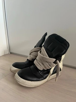 Svarta och vita high-top sneakers - Säljer då jag inte gillar jumbo lace längre