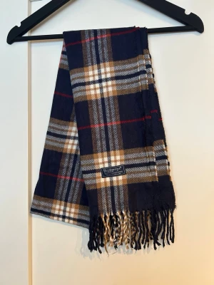 Burberry halsduk - Burberry scarf i fint skick! Hör av dig vid frågor och kolla gärna min profil!