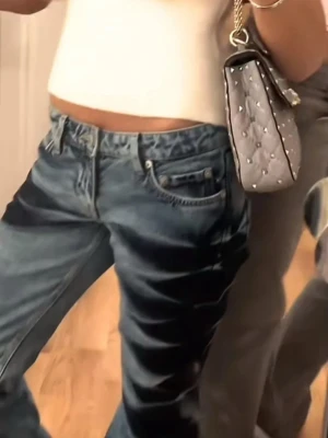 Blå bootcut jeans med mönster - Använder ej dessa längre. Jag är 168 och de sitter perfekt på mig, midjemåttet bak och fram är 74cm❤️ i andra jeans har jag oftast 26/32 som referens! Lappar kvar!