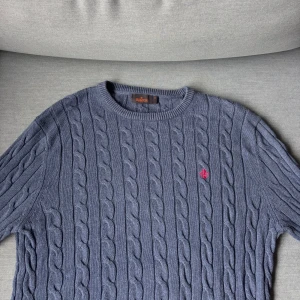 Blå kabelstickad tröja från Morris - Blå kabelstickad tröja från Morris | Storlek M | Grymt skick 