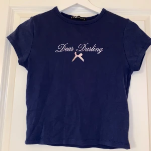 Kort marinblå T-shirt  - Nästan helt oanvänd så i väldigt fint skick! Kort tröja