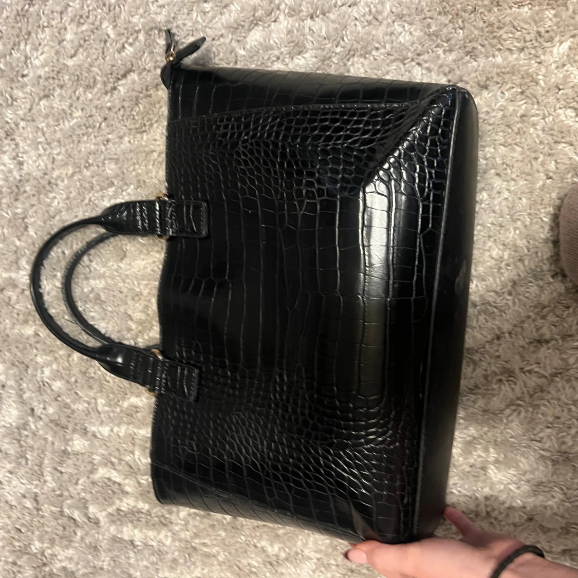 Svart handväska i croco-look från Anna Field - 1