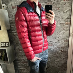 Colmar Jacka - Acceptabelt skick, en lagning och några fläckar, syns inte jättetydligt men be gärna om bild först. Lapparna med skötselråd är borta. Storlek M/L passar dig som är mellan 180-190cm ungefär. Nypris ca 4000kr. Modellen är 185 cm, 79 kg. Passar bra nu till vintern. Skriv för mer information!🤝