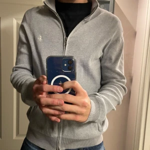 Ralph Lauren zip tröja - Snygg grå zip från Ralph Lauren i storlek m, hör av er vid mer bilder eller frågor pris kan diskuteras 