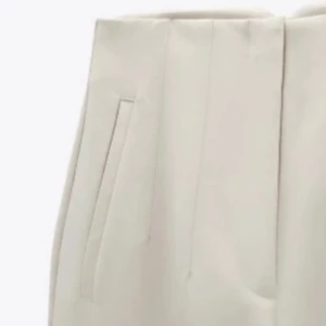 Beiga kostymbyxor med hög midja - Fina kostymbyxor från Zara 