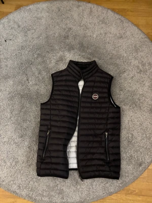 Colmar väst Barn - Säljer denna fina colmar väst, den är i jätte fint sick inga hål eller defekter perfekt till hösten eller våren