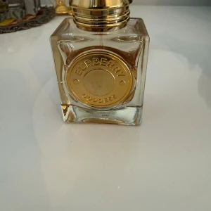 Burberry Goddess Eau de Parfum - Burberry Goddess Eau de Parfum, 30 ml, tillverkad i Spanien. Perfekt storlek för att ta med i väskan och ge din stil en lyxig touch.