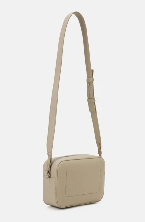 Beige axelväska från Emporio Armani - Snygg beige axelväska från Emporio Armani med justerbar rem och stort mörkblått logotryck framtill. Väskan är tillverkad i strukturerat skinn och har dragkedja upptill samt ett rymligt huvudfack. Perfekt för dig som vill ha en stilren och trendig accessoar.