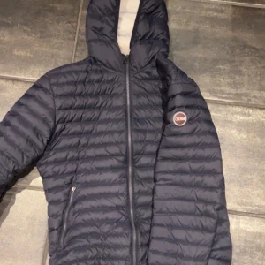 Colmar Jacka - Säljer denna fina Colmar jackan, storlek 46/S och skulle säga att den passar bra allt från 165-175. Väldigt fint skick och perfekt för vintern ❄️ 