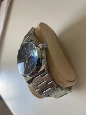 Poedagar Herrklocka quartz rostfritt stål 41mm - Stilren klocka från Poedagar med blå urtavla och silverfärgat armband i rostfritt stål. Klockan har en klassisk rund form, tydliga index och quartz-verk. Levereras med justeringsverktyg och putsduk. Perfekt för dig som gillar snygga accessoarer.