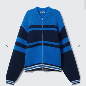 SÖKER från Weekday - Söker denna från weekday. Storlek Xs