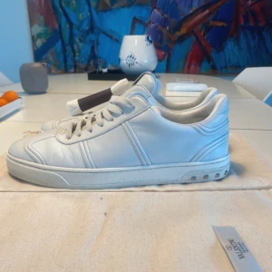 Valentino flycrews  - Ett par vita flycrews i mycket fint skick! 22/22 nitar kvar och sulan är inte ens sliten!!  Storlek 42,5 men passar bättre 43. De är sparsamt använda och dustbags från Valentino följer med.      Nypris: 8000+kr. Mitt pris: 1999😎👌.   Hör av er vid frågor! Kan mötas upp i Stockholm 