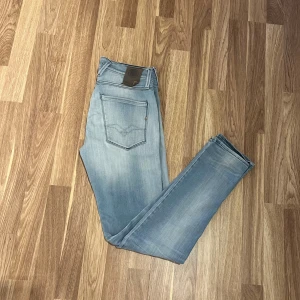 Replay anbass 29/32 - Nu säljer vi ett par riktigt feta Replay anbass i storleken 29/32! Skick:10/10! För mer info,bilder eller priser, så är det bara att höra av sig!🤩