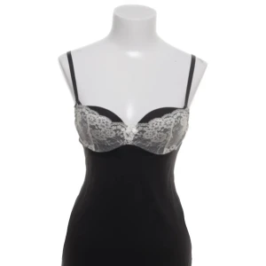 kort klänning med spets - neglige/miniklänning i storlek 38 från h&m. använd ”köp nu”. 16/11-2025