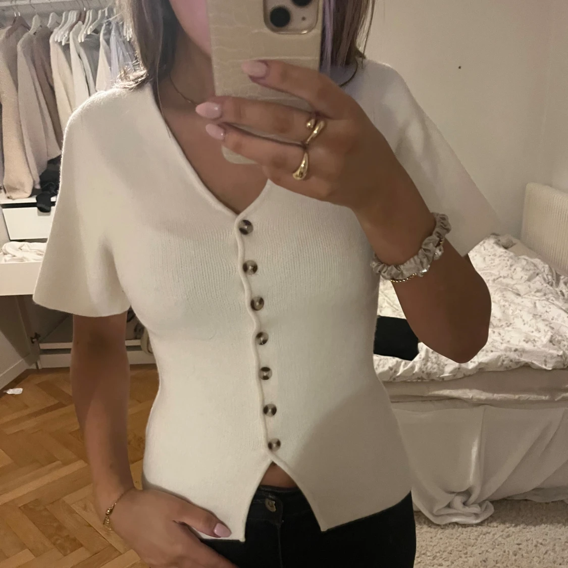 Vit blus med knappar