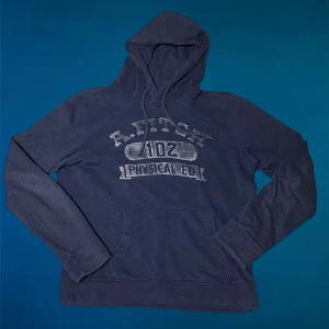 Mörkblå hoodie Abercrombie & Fitch - Snygg mörkblå hoodie från Abercrombie & Fitch med tryck på bröstet och klassisk känguruficka. Bara höra av dig vid funderingar😁