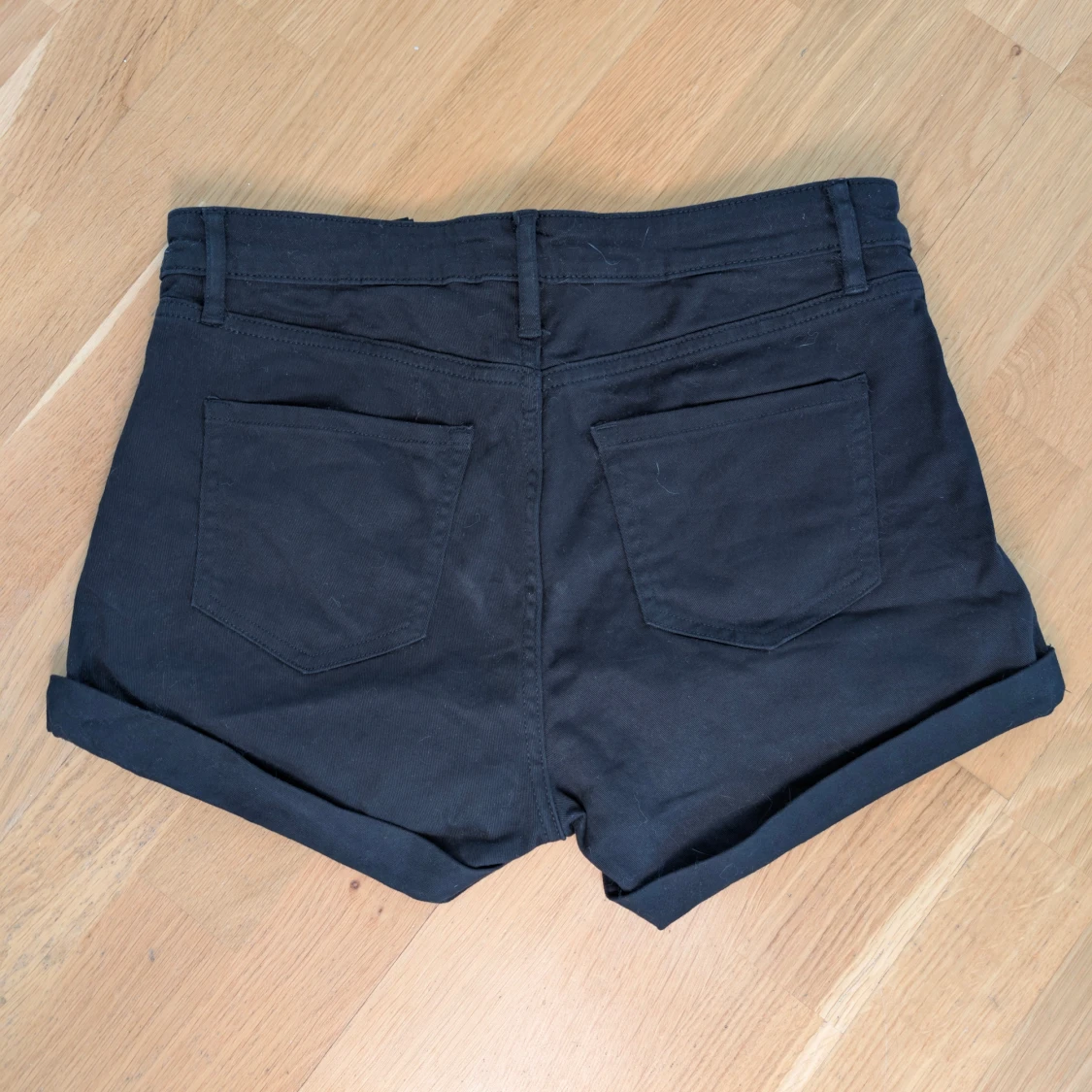 Svarta shorts från H&M, strl 38 - 1