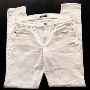 Vita skinny jeans från Ralph Lauren - Snygga vita jeans från Ralph Lauren, modell Varick Skinny. De har klassisk femficksdesign, smal passform och är tillverkade i mjukt jeanstyg. Perfekta för dig som gillar stilrena och fräscha byxor med modern siluett.