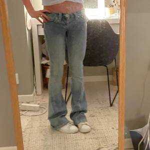 True Religion jeans ljusblå - Sååå snygga ljusblåa jeans från True religion i storlek w23❤️Modellen är Joey och köptes i somras för 1300 kr från Nelly🥰Anvödna mycket och har fått ett tunnare lager innanför låret (skriv om ni vill ha bild) och har även slitits upp vid foten (skriv om ni vill ha bild)❤️så skicket är okej men enligt mig tycker jag att man inte ser det slitna så mycket❤️
